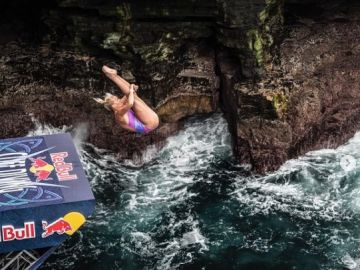 Rhiannan Iffland logra el primer salto perfecto de una mujer en la historia del Red Bull Cliff Diving