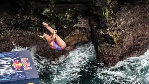 Rhiannan Iffland logra el primer salto perfecto de una mujer en la historia del Red Bull Cliff Diving Rhiannan Iffland logra el primer salto perfecto de una mujer en la historia del Red Bull Cliff Diving