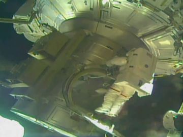 Los cosmonautas efectúan una caminata espacial para el encendido de la Estación Espacial Internacional