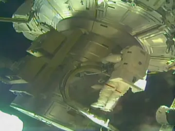 Los cosmonautas efectúan una caminata espacial para el encendido de la Estación Espacial Internacional Los cosmonautas efectúan una caminata espacial para el encendido de la Estación Espacial Internacional