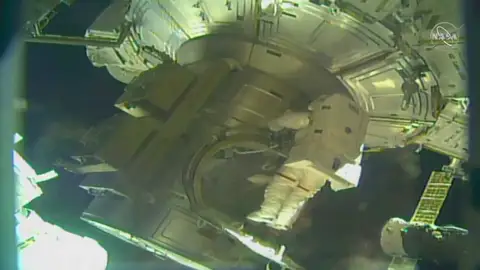 Los cosmonautas efectúan una caminata espacial para el encendido de la Estación Espacial Internacional Los cosmonautas efectúan una caminata espacial para el encendido de la Estación Espacial Internacional