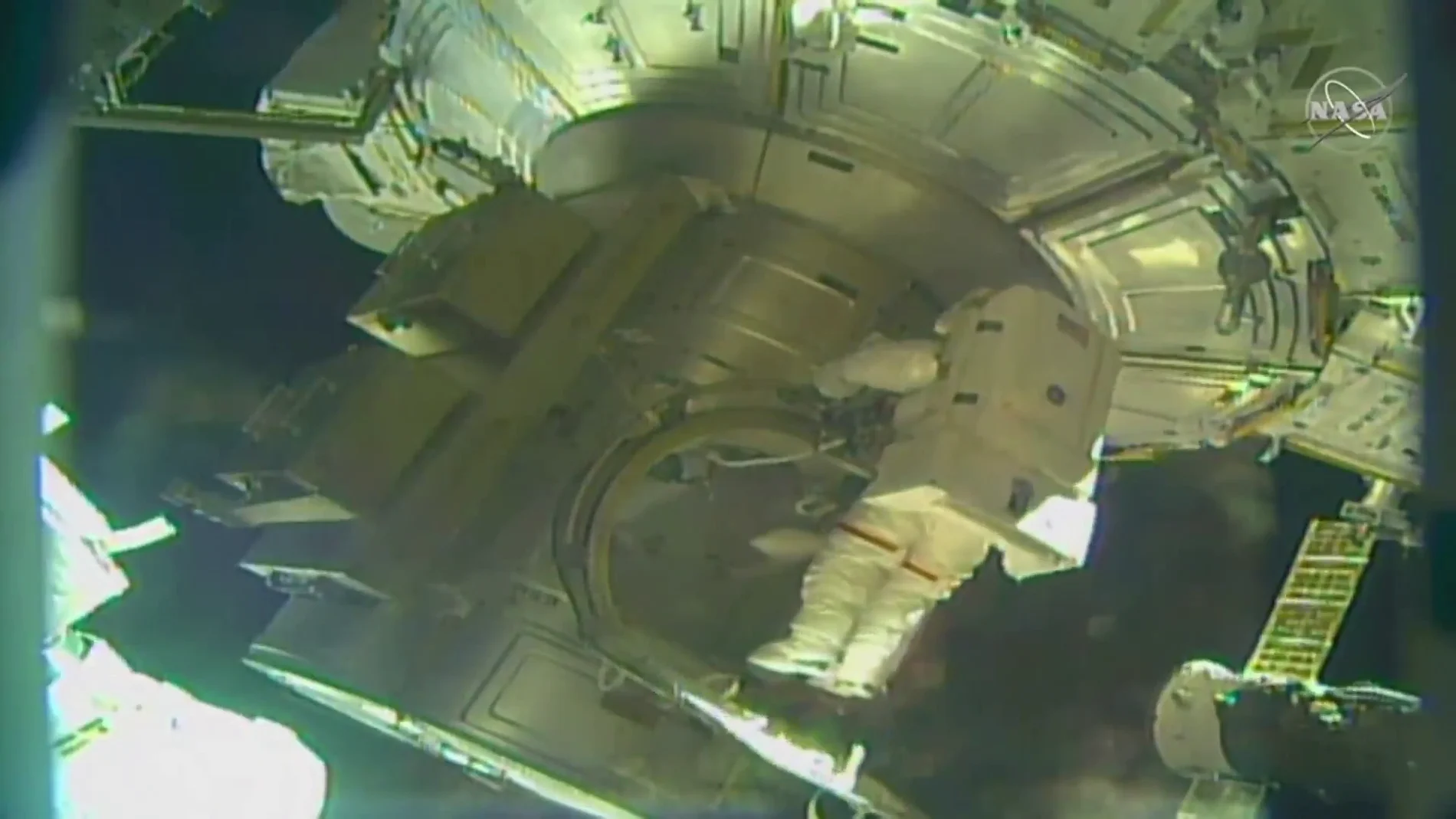 Los cosmonautas efectúan una caminata espacial para el encendido de la Estación Espacial Internacional