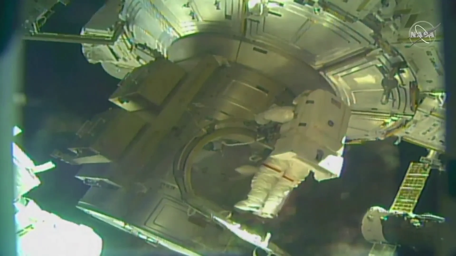 Los cosmonautas efectúan una caminata espacial para el encendido de la Estación Espacial Internacional Los cosmonautas efectúan una caminata espacial para el encendido de la Estación Espacial Internacional