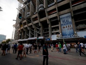 Ambiente a las afueras del estadio Santiago Bernabéu, antes del Real Madrid - Celta