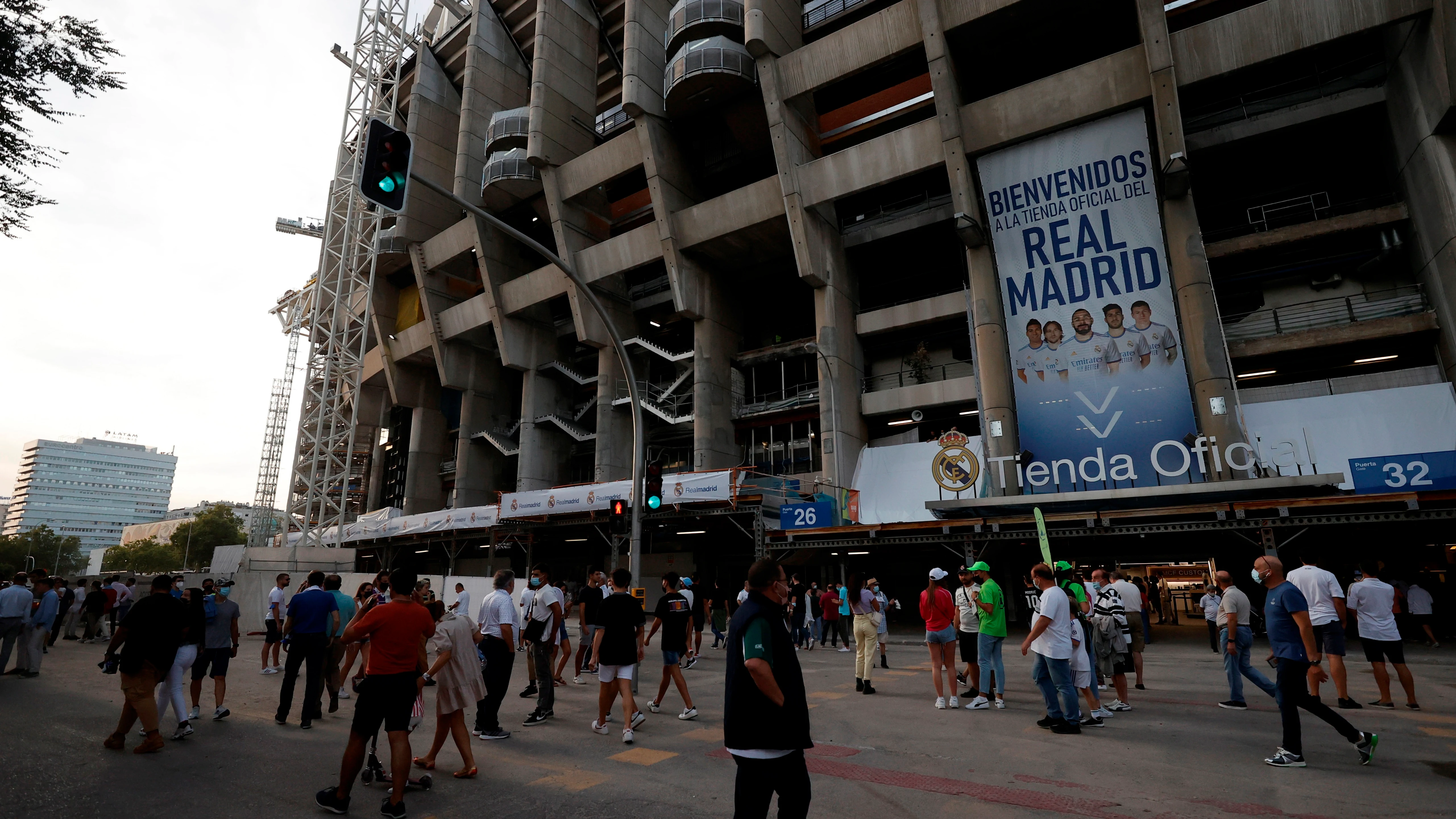 Ambiente a las afueras del estadio Santiago Bernab&eacute;u, antes del Real Madrid - Celta