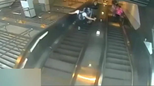 La policía de Nueva York busca a un hombre tras tirar a una mujer por una escalera mecánica La policía de Nueva York busca a un hombre tras tirar a una mujer por una escalera mecánica