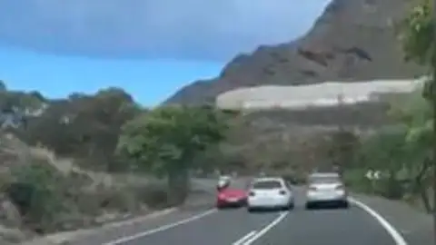 Identificado un conductor por adelantamientos peligrosos en Tenerife Identificado un conductor por adelantamientos peligrosos en Tenerife