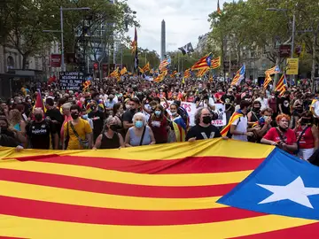 Centenares de personas participan en una manifestación convocada por los CDR con motivo de la Diada del 11 de septiembre, este sábado en el Paseo de Gracia de Barcelona Centenares de personas participan en una manifestación convocada por los CDR con motivo de la Diada del 11 de septiembre, este sábado en el Paseo de Gracia de Barcelona