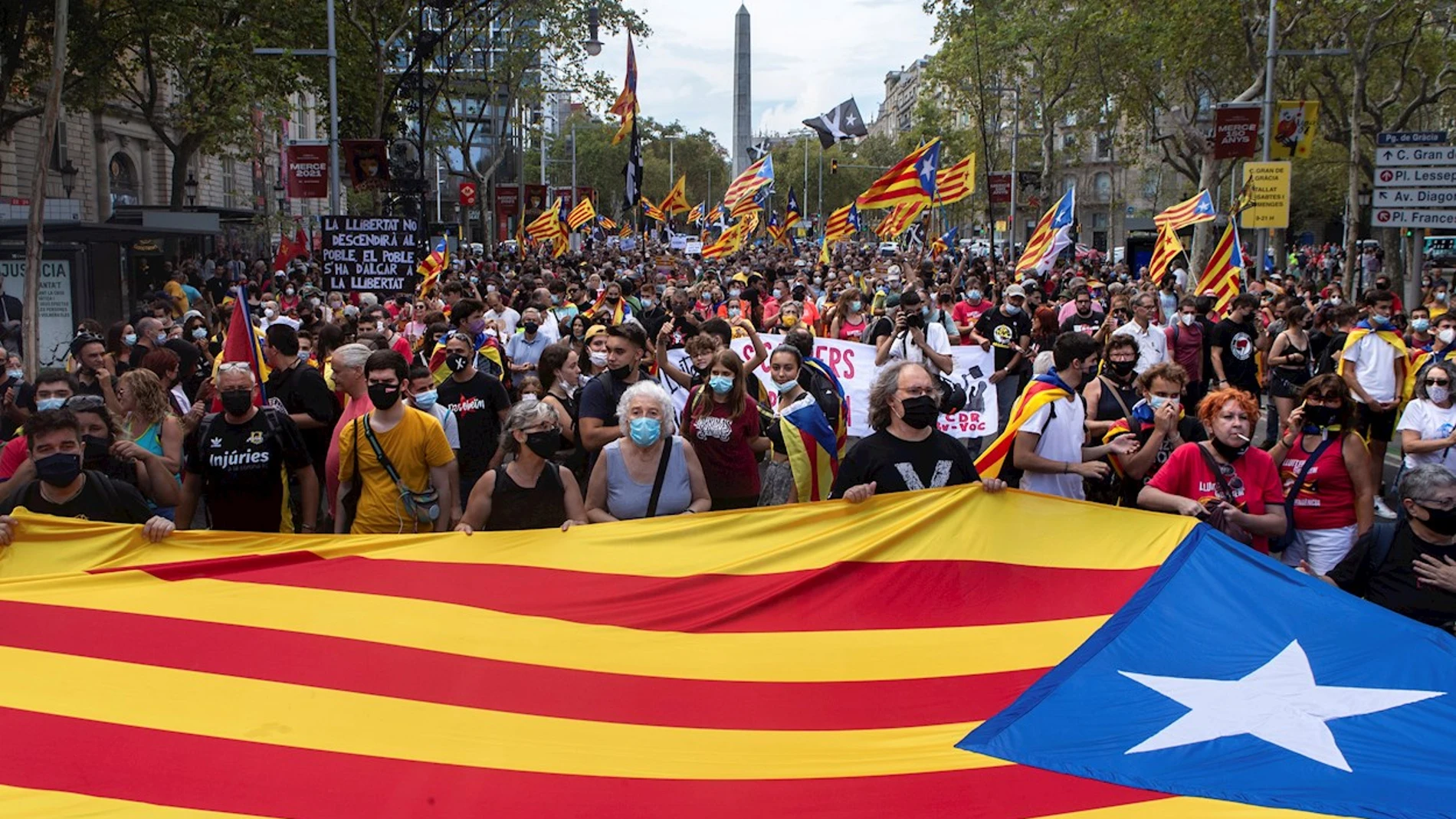 Centenares de personas participan en una manifestación convocada por los CDR con motivo de la Diada del 11 de septiembre, este sábado en el Paseo de Gracia de Barcelona