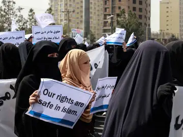 Las mujeres en Afganistán en una protesta Las mujeres en Afganistán en una protesta