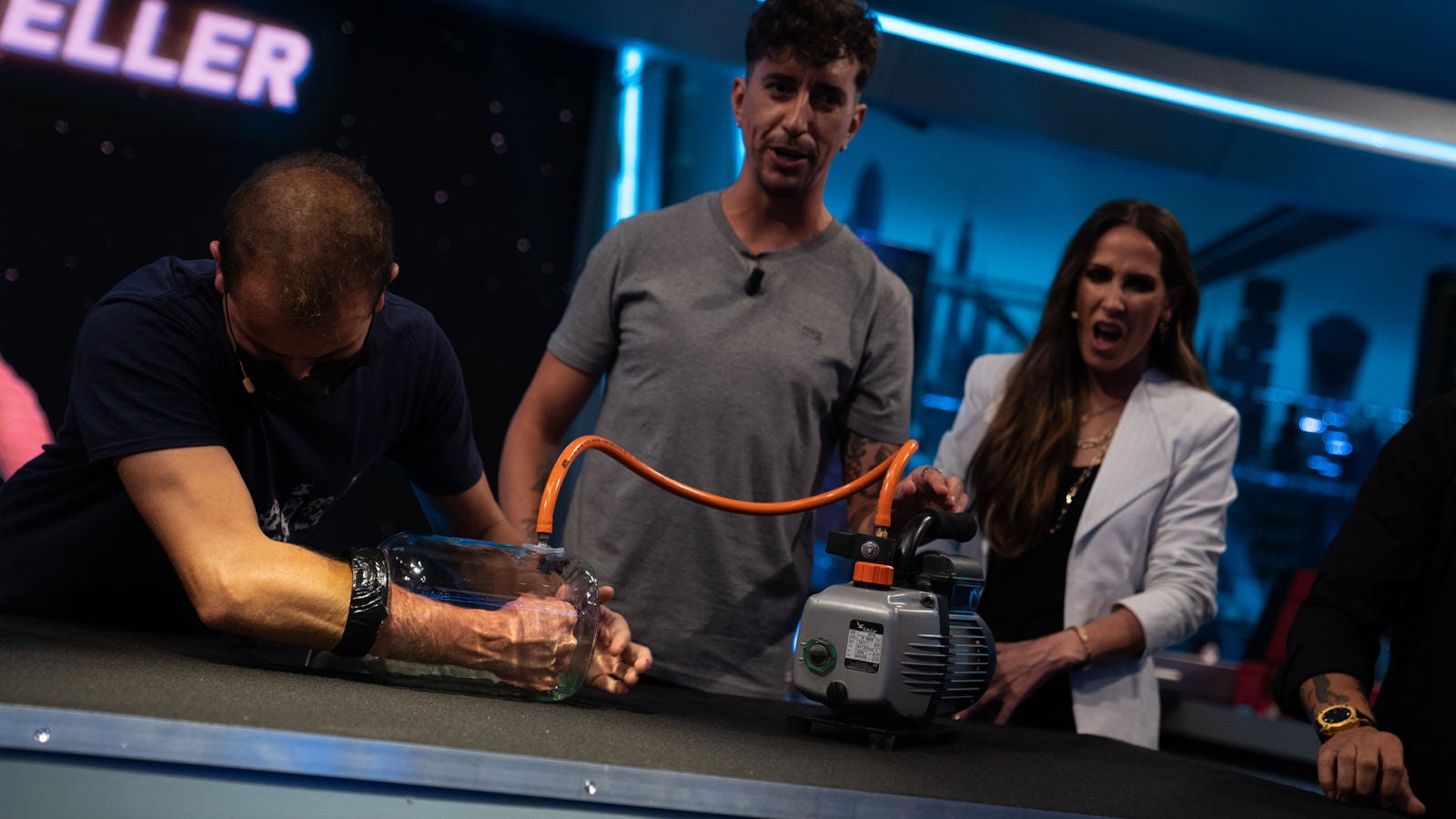¿Qué le pasaría a una persona si se quedara suspendido en el espacio?