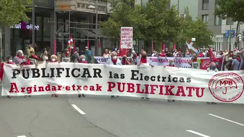 Cientos de pensionistas se manifiestan en País Vasco contra la subida del precio de la luz Cientos de pensionistas se manifiestan en País Vasco contra la subida del precio de la luz