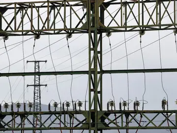 Tendido eléctrico, en una fotografía de archivo Tendido eléctrico, en una fotografía de archivo