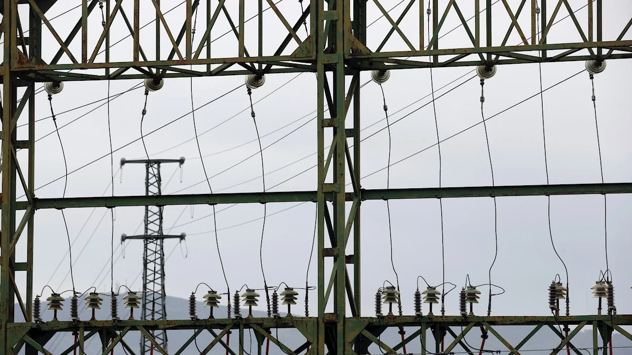 Tendido eléctrico, en una fotografía de archivo Tendido eléctrico, en una fotografía de archivo