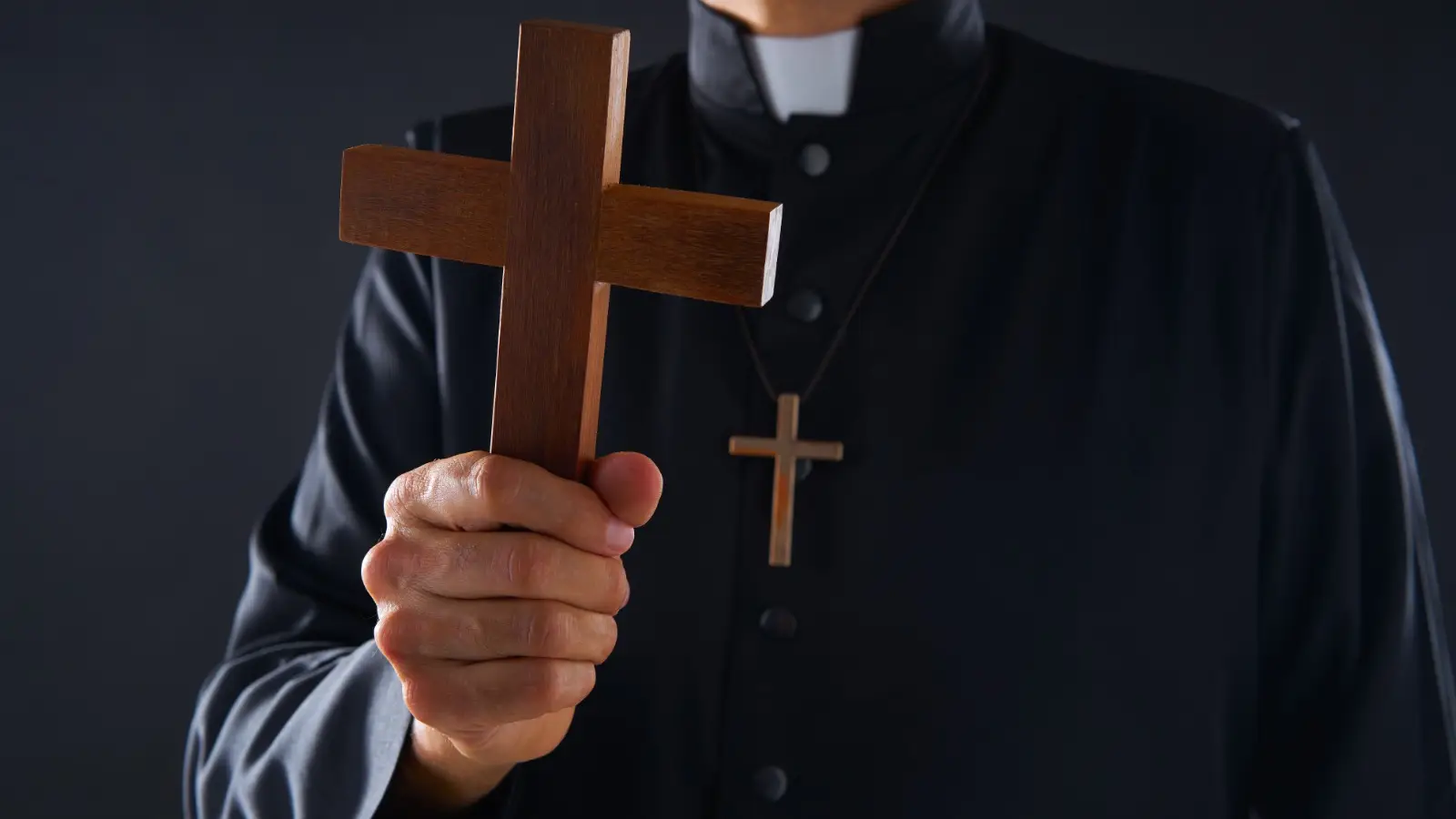 Sacerdote con un crucifijo. Sacerdote con un crucifijo.