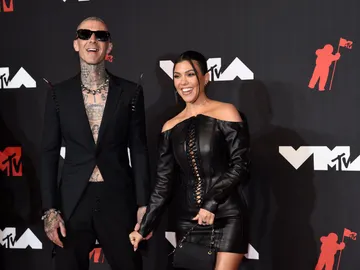 Kourtney Kardashian, con minivestido negro de cuero, junto a su pareja, Travis Barker Kourtney Kardashian, con minivestido negro de cuero, junto a su pareja, Travis Barker