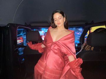 Rosalía rompe los esquemas de la alfombra roja de la Gala MET 2021 con un vestido en homenaje a Lola Flores