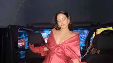 Rosalía rompe los esquemas de la alfombra roja de la Gala MET 2021 con un vestido en homenaje a Lola Flores Rosalía rompe los esquemas de la alfombra roja de la Gala MET 2021 con un vestido en homenaje a Lola Flores