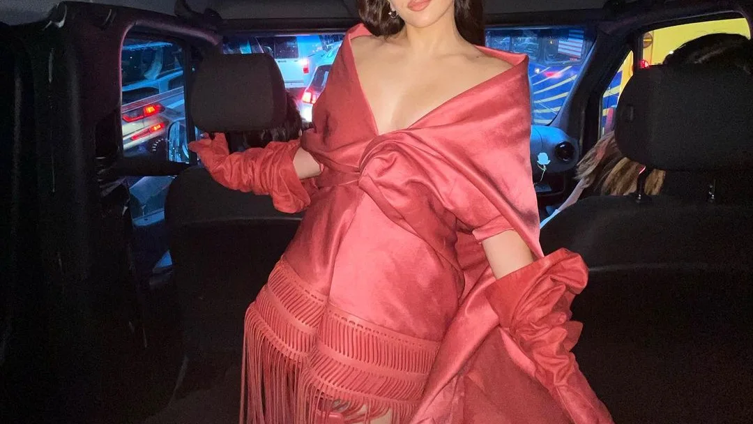 Rosal&iacute;a rompe los esquemas de la alfombra roja de la Gala MET 2021 con un vestido en homenaje a Lola Flores