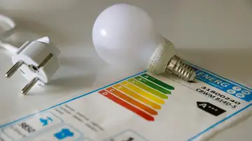 El precio mayorista de la luz baja el 0,5 % y se sitúa en 153,43 euros por megavatio El precio mayorista de la luz baja el 0,5 % y se sitúa en 153,43 euros por megavatio