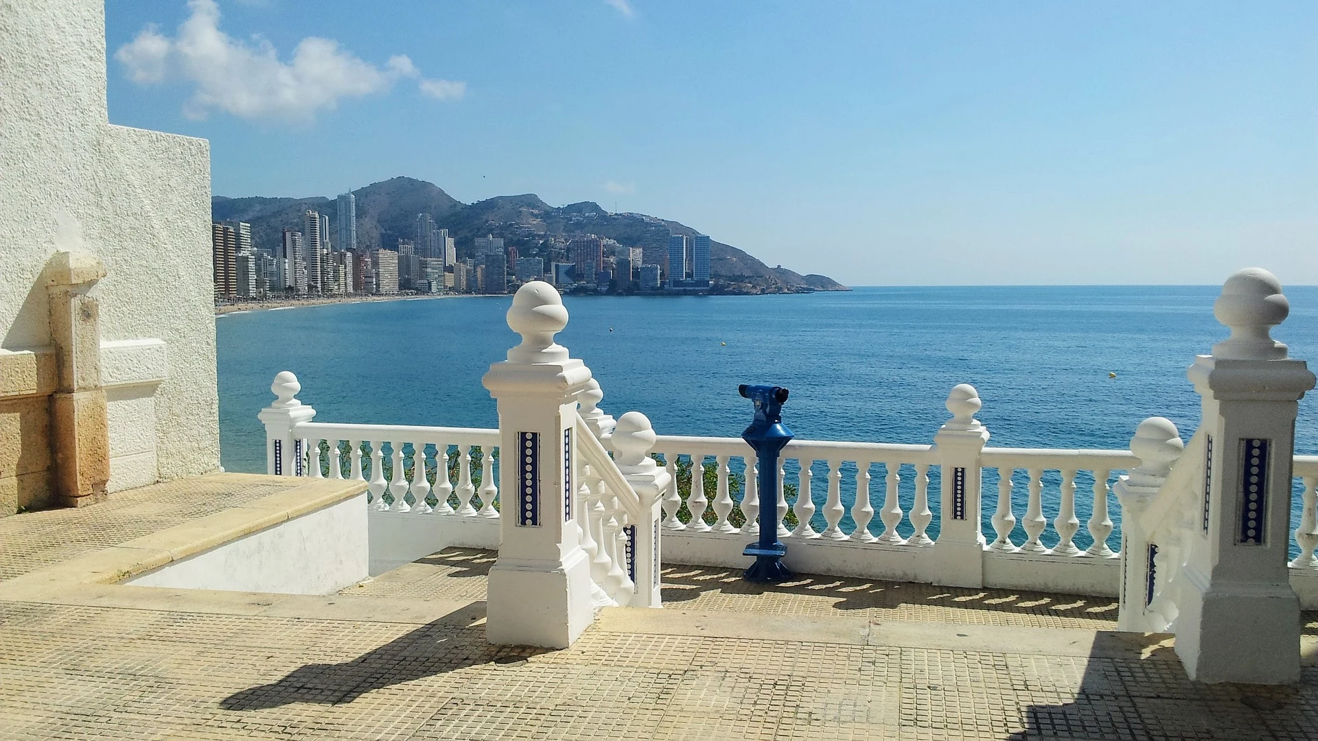 En estado crítico una joven de 26 años tras caerse del Castillo de Benidorm cuando se hacía un selfi En estado crítico una joven de 26 años tras caerse del Castillo de Benidorm cuando se hacía un selfi