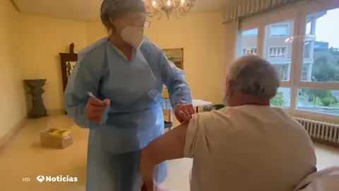 Sanidad estudia administrar la tercera dosis de la vacuna Covid-19 junto a la de la gripe Sanidad estudia administrar la tercera dosis de la vacuna Covid-19 junto a la de la gripe