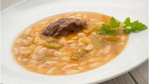 Pochas con carrilleras de cerdo, de Karlos Arguiñano: "Una receta resultona y vistosa" Pochas con carrilleras de cerdo, de Karlos Arguiñano: "Una receta resultona y vistosa"