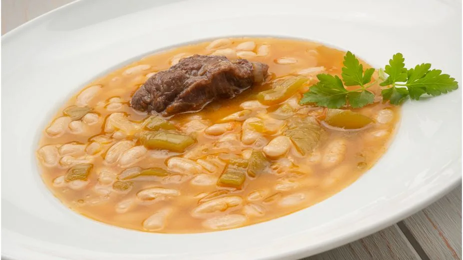 Pochas con carrilleras de cerdo, de Karlos Argui&ntilde;ano: "Una receta resultona y vistosa"