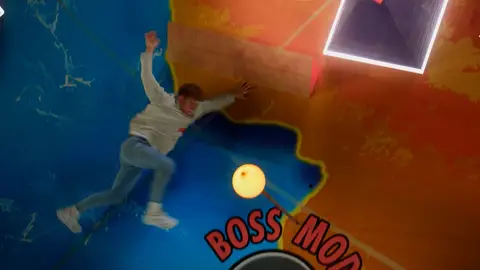 Las increíbles acrobacias del freerunner Pavel Petkuns en un 'pinball humano' a tamaño real Las increíbles acrobacias del freerunner Pavel Petkuns en un 'pinball humano' a tamaño real