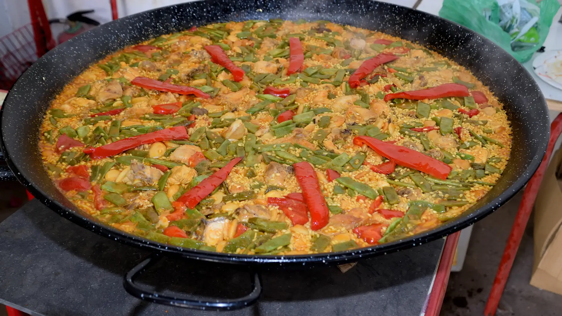 Esta es la proporción de agua y arroz para preparar la paella perfecta Esta es la proporción de agua y arroz para preparar la paella perfecta