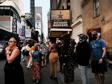 La cola de gente a la entrada del musical 'Hamilton' La cola de gente a la entrada del musical 'Hamilton'