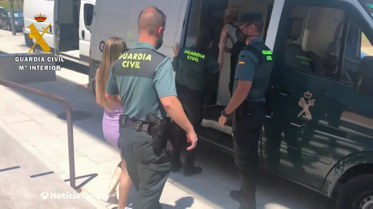 Desmantelada una red criminal que habría estafado a más de 500 ancianos con chantajes y amenazas telefónicas Desmantelada una red criminal que habría estafado a más de 500 ancianos con chantajes y amenazas telefónicas