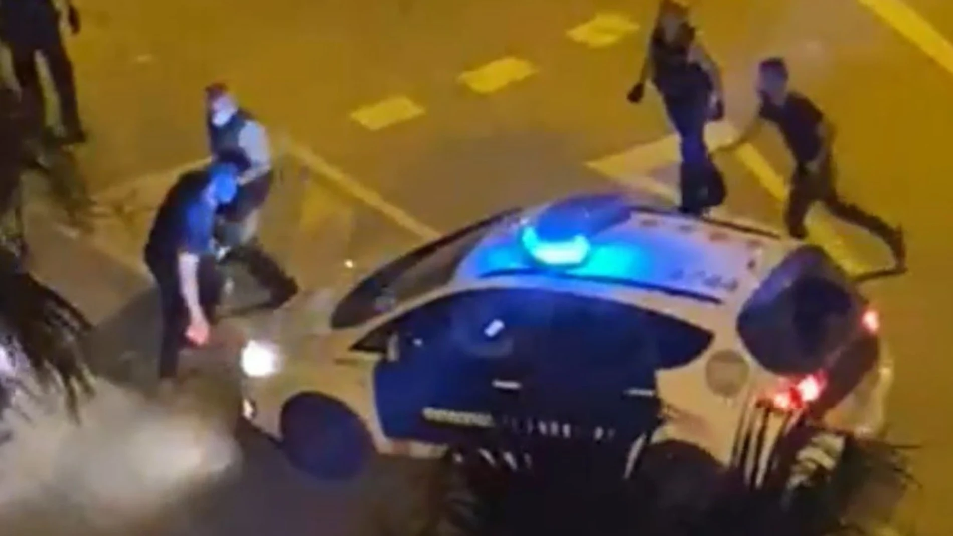 Agentes de Policía utilizan gas pimienta para reducir a un hombre en Girona