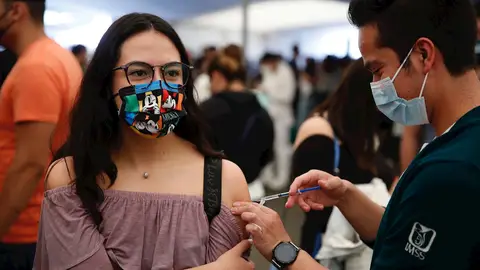 Una joven recibe la vacuna contra el coronavirus Una joven recibe la vacuna contra el coronavirus