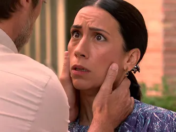 Manolita, aterrada con la llegada de “un asesino” que Marcelino echa de la plaza de los Frutos Manolita, aterrada con la llegada de “un asesino” que Marcelino echa de la plaza de los Frutos