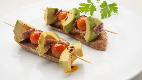 La receta de pintxo de aguacate y tomate, de Arguiñano: perfecta para una cena informal La receta de pintxo de aguacate y tomate, de Arguiñano: perfecta para una cena informal