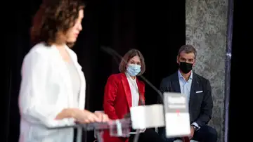 Ayuso presenta junto a Cantó la Oficina del Español y asegura que todavía "hay Gobiernos populistas e independentistas" que niegan el idioma Ayuso presenta junto a Cantó la Oficina del Español y asegura que todavía "hay Gobiernos populistas e independentistas" que niegan el idioma