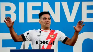 La presentación de Radamel Falcao con el Rayo Vallecano acaba en pitada monumental a Martín Presa La presentación de Radamel Falcao con el Rayo Vallecano acaba en pitada monumental a Martín Presa