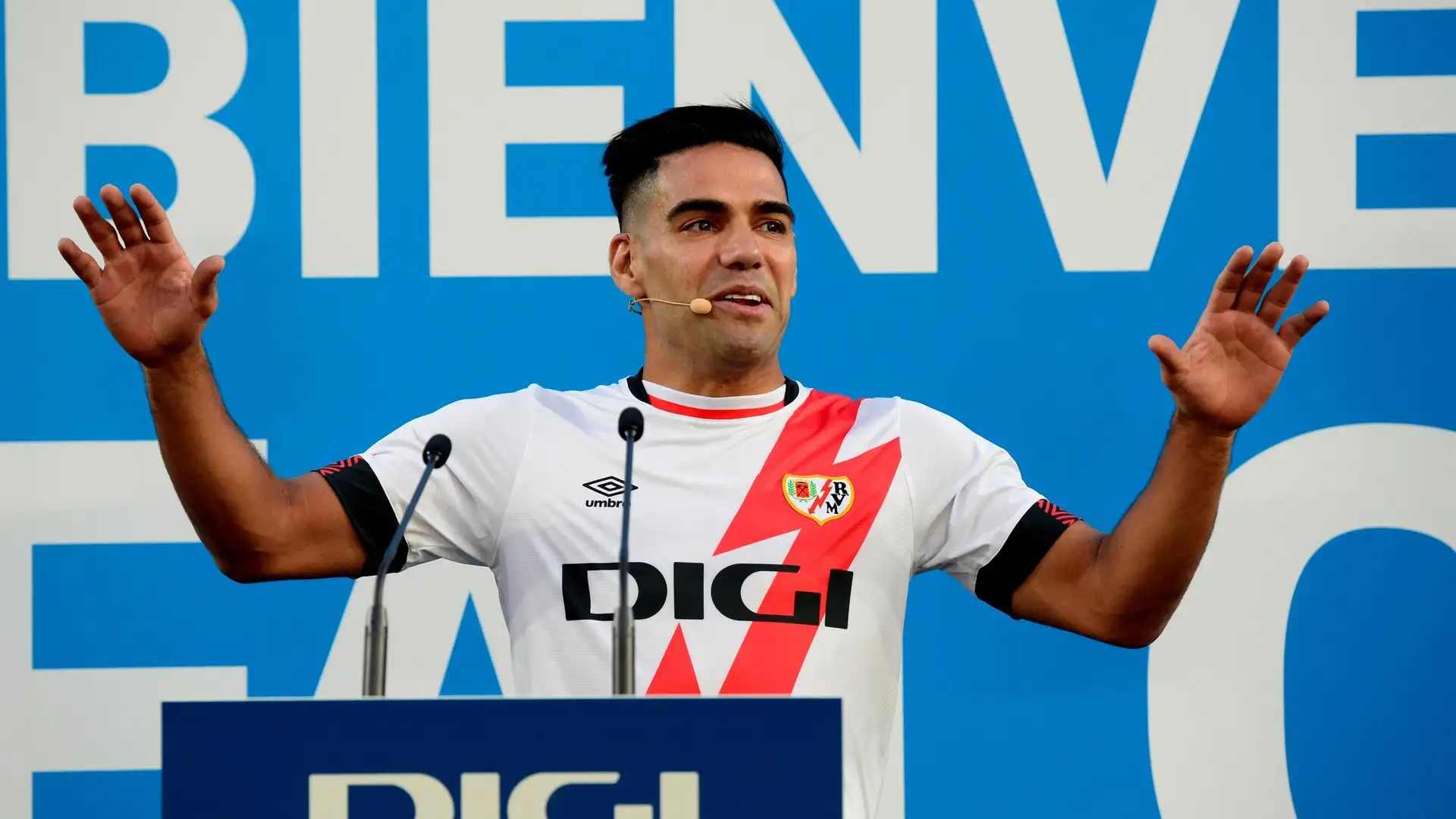 La presentaci&oacute;n de Radamel Falcao con el Rayo Vallecano acaba en pitada monumental a Mart&iacute;n Presa