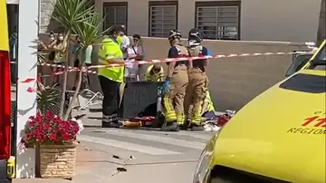 Dos heridos muy graves al estrellarse un coche contra la terraza de un restaurante en Murcia Dos heridos muy graves al estrellarse un coche contra la terraza de un restaurante en Murcia