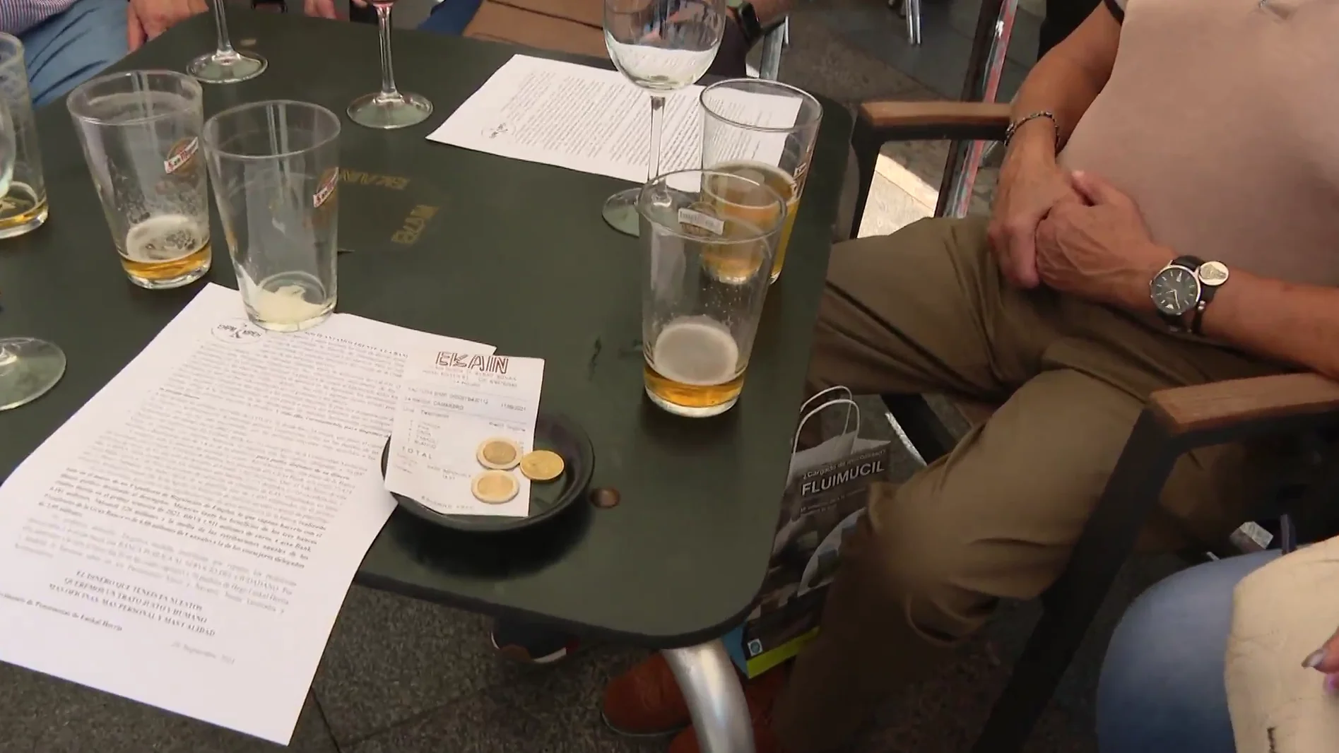 Mesa de un bar con vasos y la cuenta Mesa de un bar con vasos y la cuenta