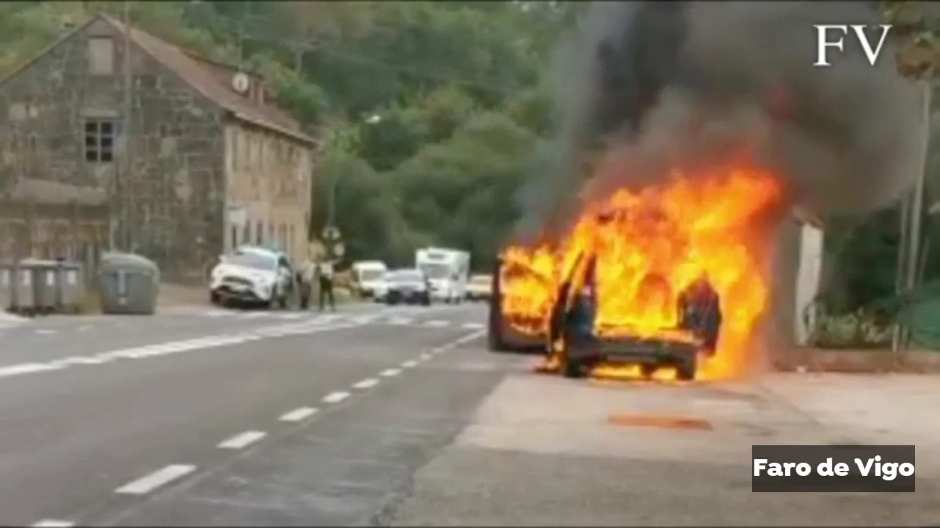 Dos mayores y su nieta escapan ilesos de su coche en llamas en Pontevedra