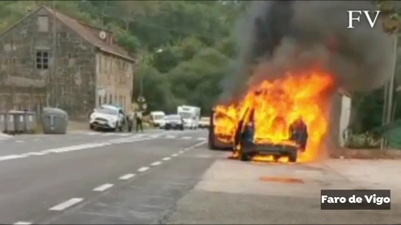 Dos mayores y su nieta escapan ilesos de su coche en llamas en Pontevedra Dos mayores y su nieta escapan ilesos de su coche en llamas en Pontevedra