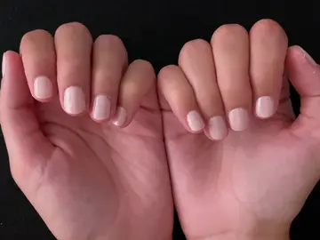 ‘Milky nails’: cómo hacerse la tendencia en manicura que rejuvenece las manos ‘Milky nails’: cómo hacerse la tendencia en manicura que rejuvenece las manos