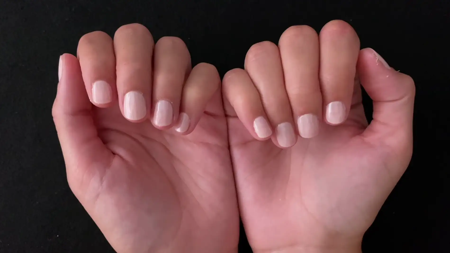 ‘Milky nails’: cómo hacerse la tendencia en manicura que rejuvenece las manos