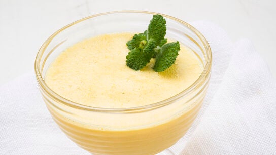 Un postre o merienda, de Karlos Argui&ntilde;ano, refrescante y nutritivo: batido de melocot&oacute;n