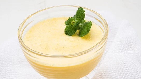 Un postre o merienda, de Karlos Arguiñano, refrescante y nutritivo: batido de melocotón Un postre o merienda, de Karlos Arguiñano, refrescante y nutritivo: batido de melocotón