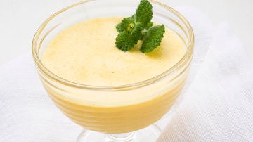 Un postre o merienda, de Karlos Arguiñano, refrescante y nutritivo: batido de melocotón