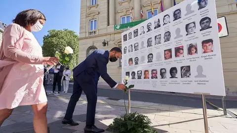 a consejera de Igualdad, Justicia y Políticas Sociales del Gobierno Vasco, Beatriz Artolazabal (i), y el delegado del Gobierno en el País Vasco, Denis Itxaso (d) durante homenaje que ha tenido lugar este viernes en Vitoria a las 39 víctimas de Henri Parot a consejera de Igualdad, Justicia y Políticas Sociales del Gobierno Vasco, Beatriz Artolazabal (i), y el delegado del Gobierno en el País Vasco, Denis Itxaso (d) durante homenaje que ha tenido lugar este viernes en Vitoria a las 39 víctimas de Henri Parot
