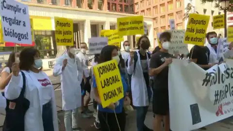 Estudiantes de Biología de España se concentran para pedir el reconocimiento como sanitarios Estudiantes de Biología de España se concentran para pedir el reconocimiento como sanitarios